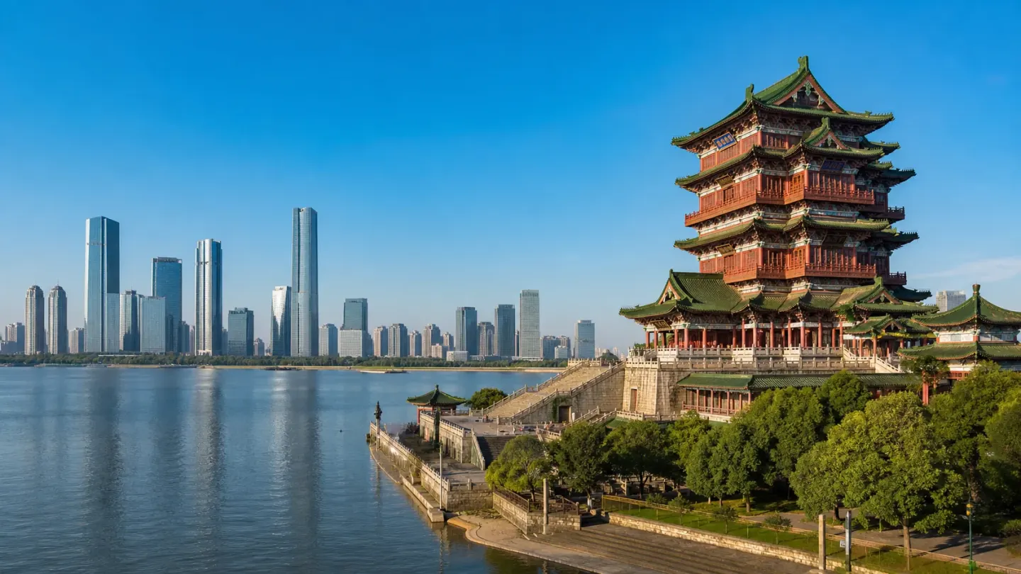 南昌滕王阁与赣江城市地标实景图